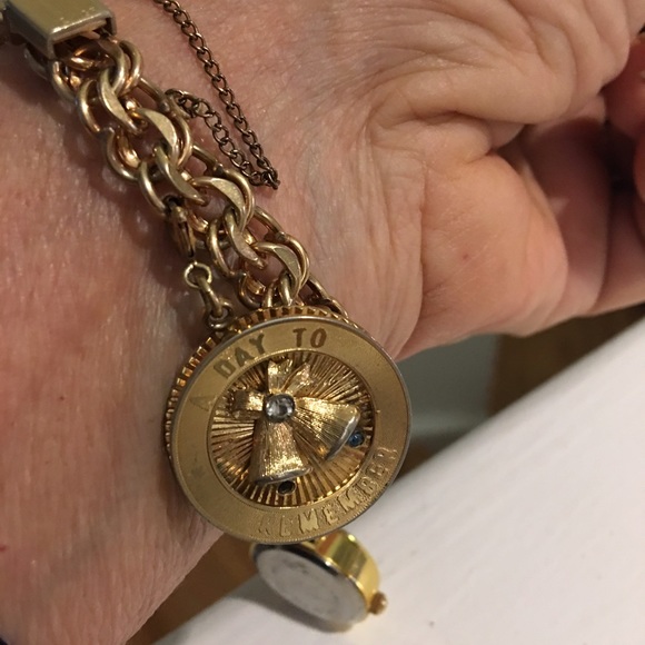 Vintage gold filled charm bracelet. - Picture 4 of 8