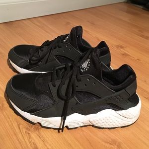 Black Nike Air Huaraches