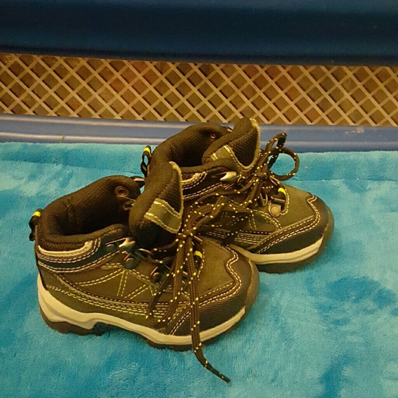 BOYS HIKING BOOTS SIZE 4... PERFECT FOR THE SNOW