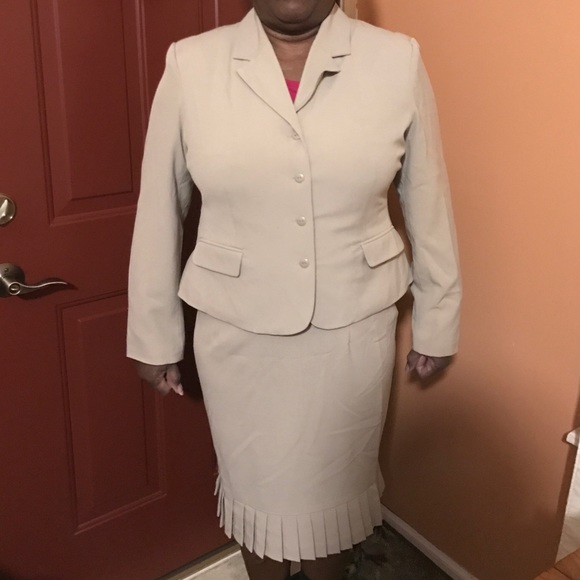 GOING TO GOODWILL SOON Women's Skirt Suit Size 14P