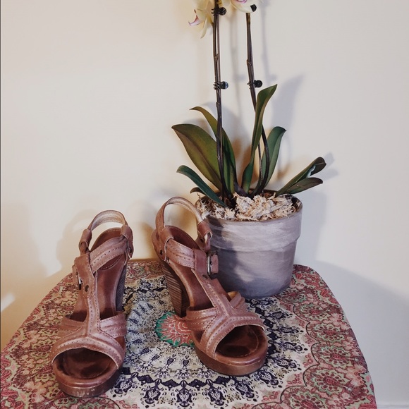 ⭐️ Frye Sage Trapunto Heels
