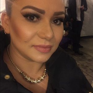 Meet your Posher, Yanet