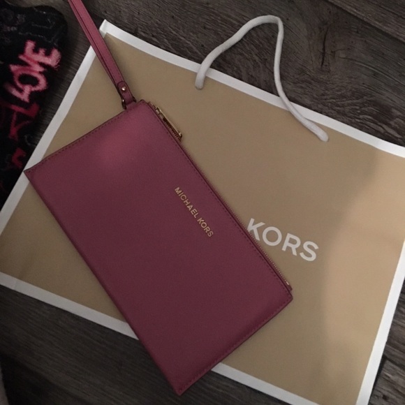 Michael kors wristlet