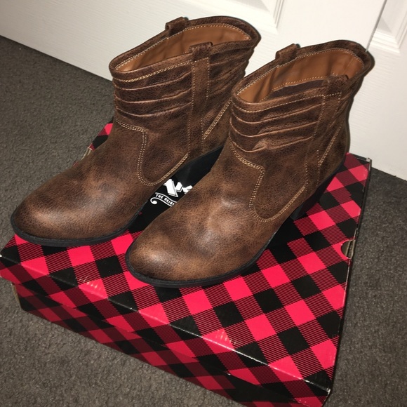 Brand new Arizona Boots
