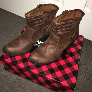 Brand new Arizona Boots