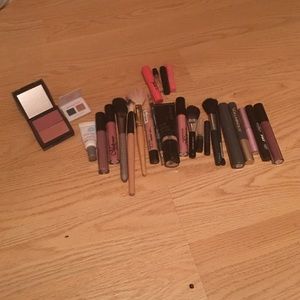 Makeup and brush bundle