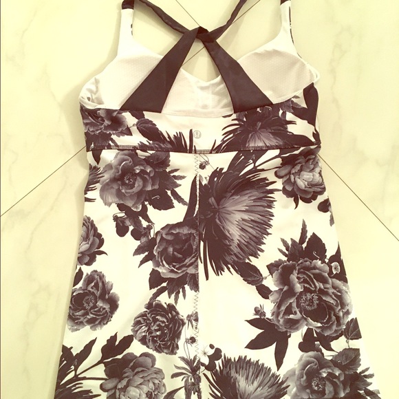lululemon athletica Tops - Lululemon Tank EUC w/pads