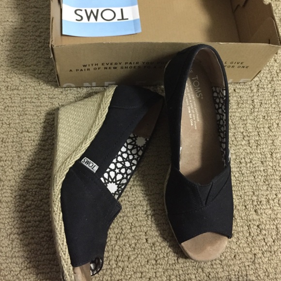Toms black wedges