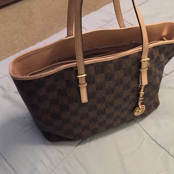 Mk Large tote, in good condition, great deal