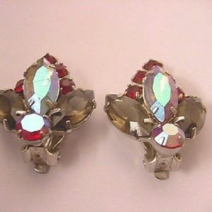 VINTAGE 1950S RED AURORA BOREALIS EARRINGS VINTAGE 1950S RED AURORA BOREALIS EARRINGS