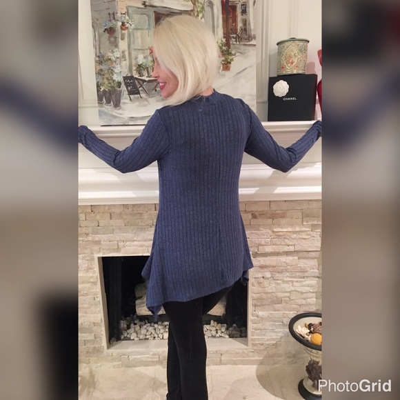 Ribbed keyhole top shark bite hem tunic! LAST ONE - Picture 2 of 2