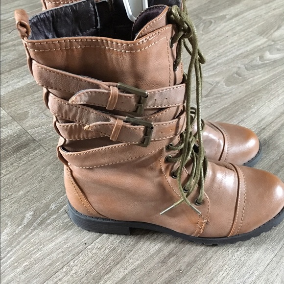 Brown boots. Size 7