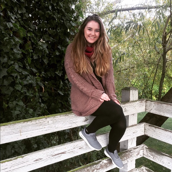 🌺MEET THE POSHER🌺 - Picture 2 of 5