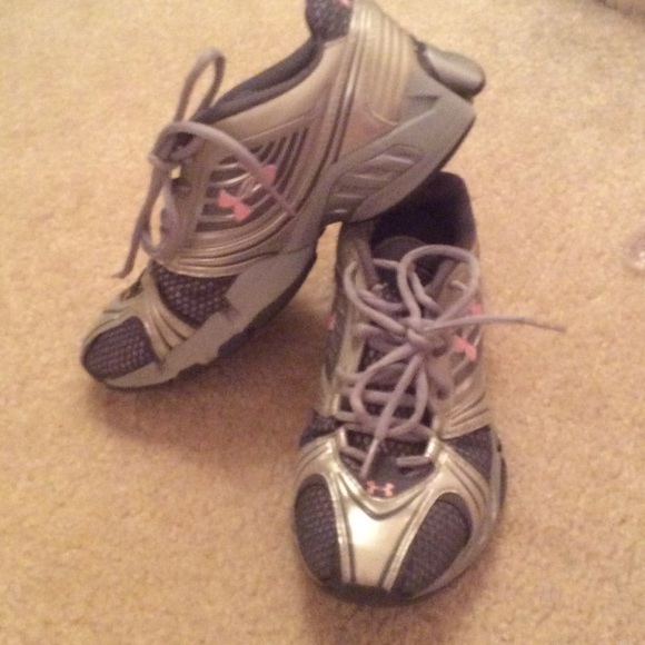 EXCELLENT CONDITION UNDER ARMOUR SNEAKERS, SZ 6.5 - Picture 1 of 4
