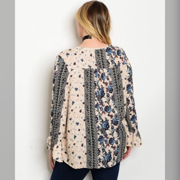 🎉 HP 🎉Plus size Stunning keyhole sleeve blouse! - Picture 2 of 4