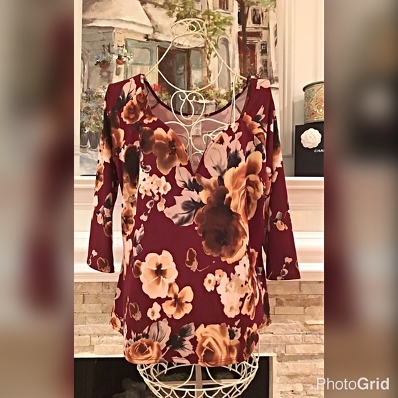 Plus size 3/4 sleeve floral top! LAST 2 - Picture 4 of 4