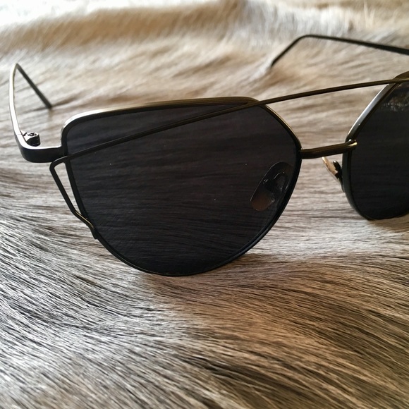 Cat Eye Metal Frame Black Sunglasses - Picture 3 of 6