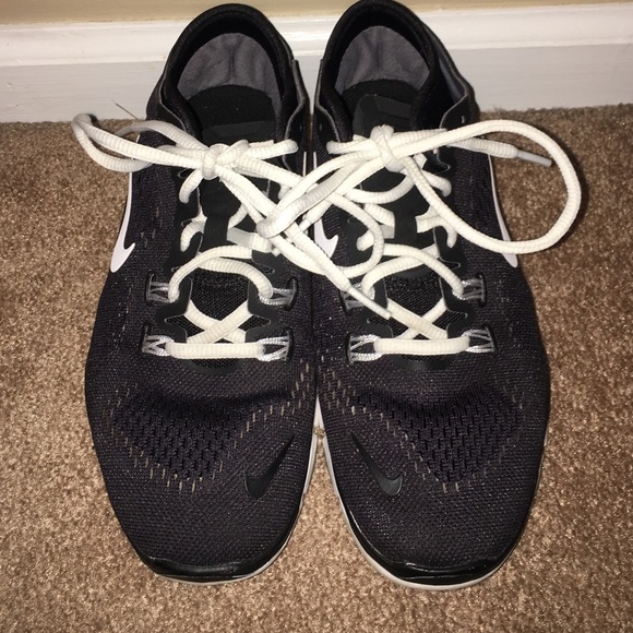 Nike Free TR 4 - size 7 Black/White