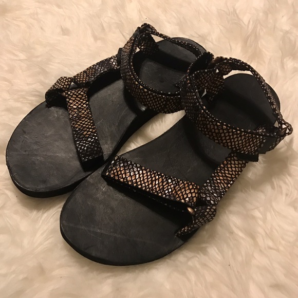 Teva sandals nwot snakeprint 9 - Picture 1 of 3