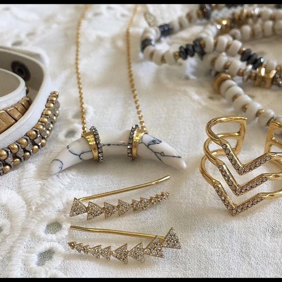 BNWT STELLA & DOT ARC PENDANT