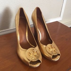 Tory Burch metallic Julianne Peep toe wedge 7.5