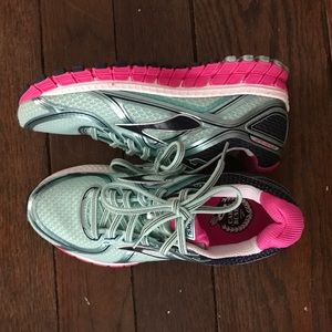 Brooks GTS teal size 7 running shoes