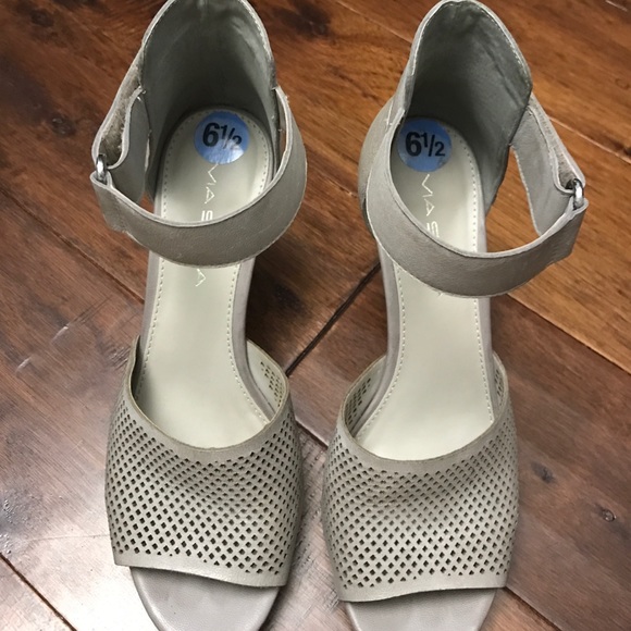 Via slugs shoes size 6 1/2