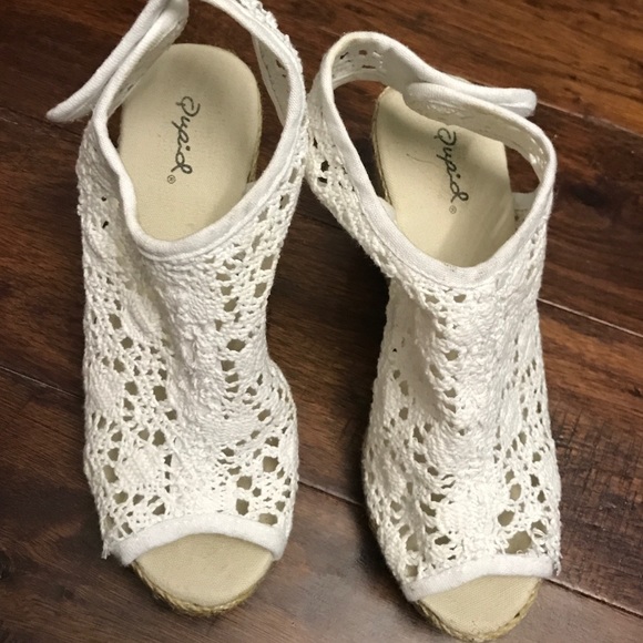 Cute white wedges size 6