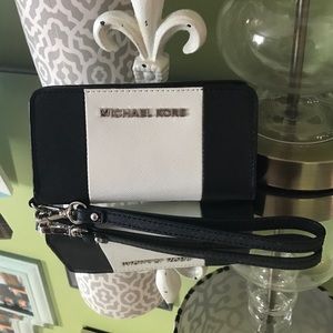 Michael Kors Bicolor Saffiano Slim Tech Wristlet