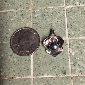 Calla lily w black pearl Pendant (looks dark gray)