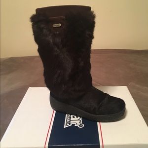 Brand new Pajar Davos brown goat fur boots