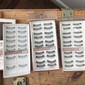 Lot of 26 pairs of beautifully handmade eyelashes.