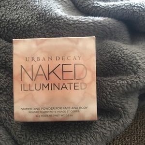 Urban Decay naked illuminated in Aura! 😍🖤