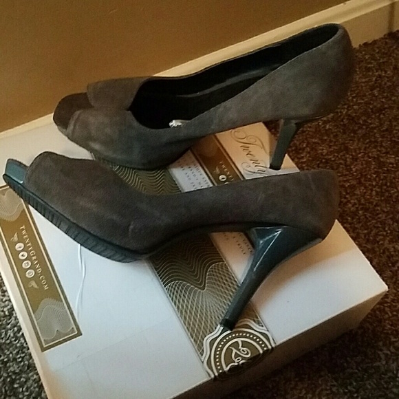 grey suede peep toe shoe - Picture 2 of 2