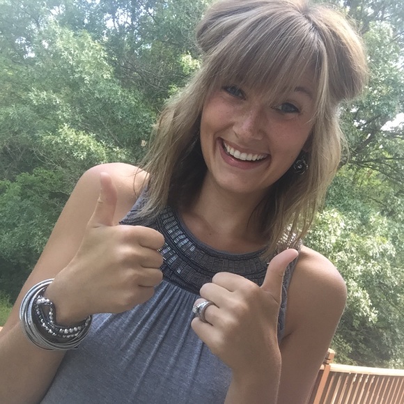 Meet your Posher, Amanda from SecondHands Fashion - Picture 3 of 4