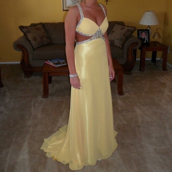 Only worn once & it's in perfect condition!