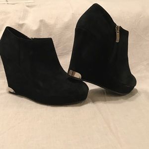 Vince Camuto black suede booties. Sz 6.5