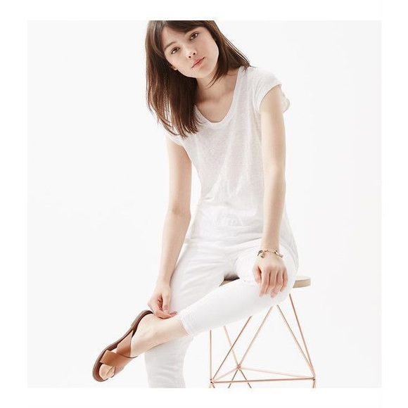 🌻 {Lou & Grey} • white scoop neck tee