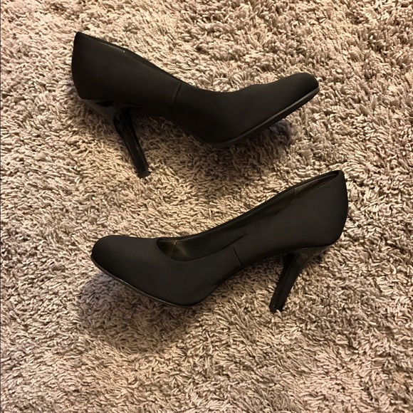 Black pumps