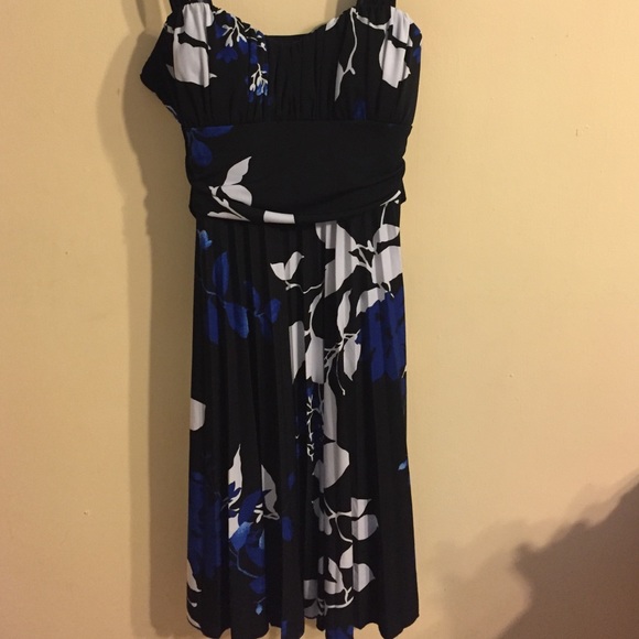 Floral pleated dress.