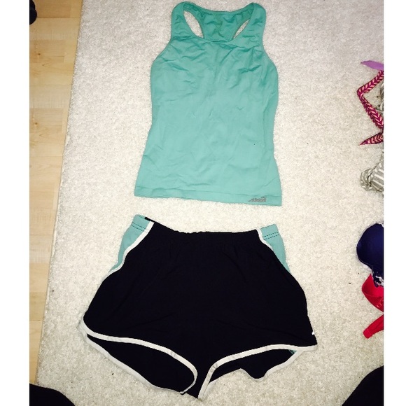 Two piece work out set - Picture 2 of 2