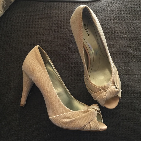 Champagne with silver accent heels - Picture 2 of 4