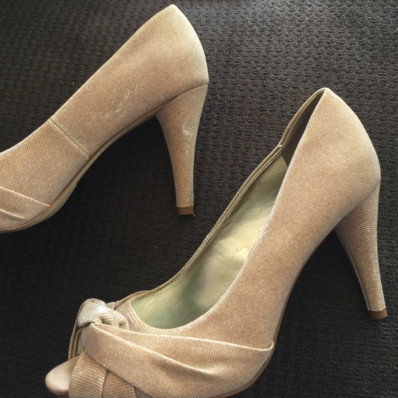 Champagne with silver accent heels - Picture 4 of 4