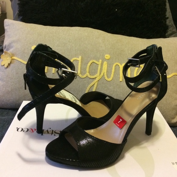 Style&co. 2 Strap Black Pump (Size 7)