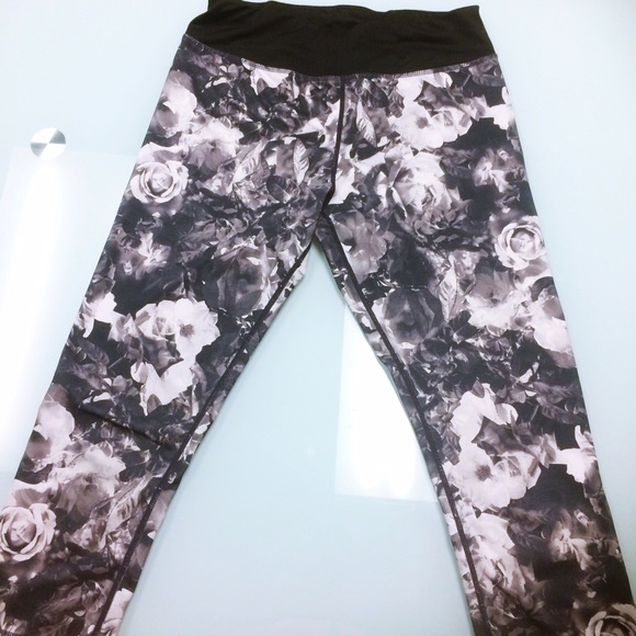 Betsey Johnson Performance Rose Print Crops - Picture 2 of 5