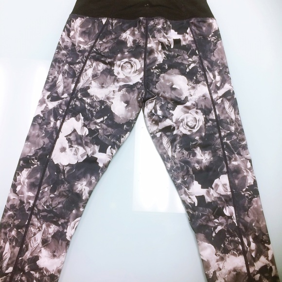 Betsey Johnson Performance Rose Print Crops - Picture 3 of 5
