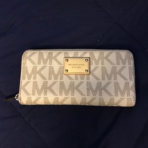 Michael Kors Jet Set Zip around Wallet