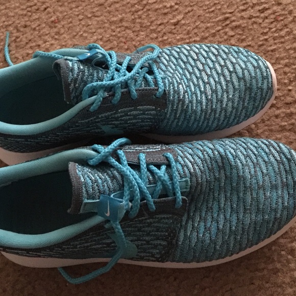 Nike roshe run women' 9.5