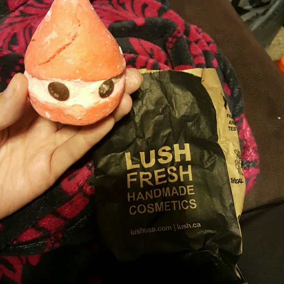Lush peeping Santa bubble bar!