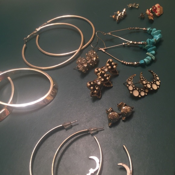Lot of 11 pairs of earrings.